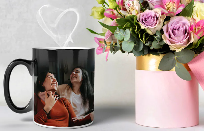 Printerpix aangepaste magische hitteveranderende mok met gepersonaliseerde foto van een baby onthuld|Printerpix aangepaste magische hitteveranderende mok met gepersonaliseerde foto van een baby onthuld|Jonge jongen die een op maat ontworpen magische mok vasthoudt met een foto van zichzelf erop|Magische mok met foto van kat waarop thee wordt geschonken op bureau|Koppel dat twee hitteveranderende magische mokken vasthoudt met gepersonaliseerde tekst van Printerpix|Gepersonaliseerde magische mok met onthulde foto van jonge vrouw