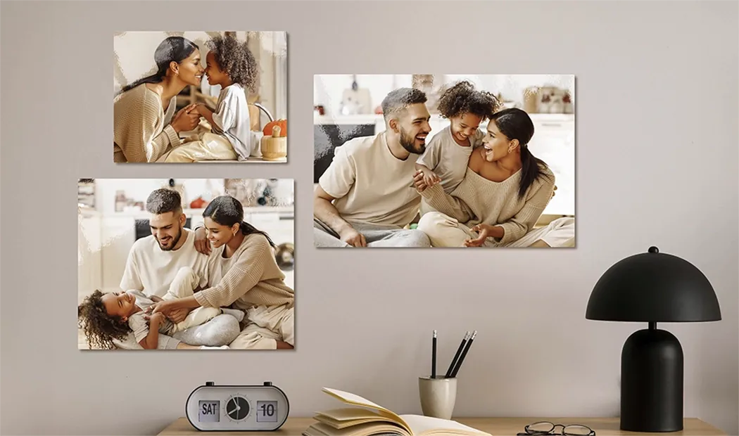 Fotoafdrukken door Printerpix|Stapel aangepaste fotoafdrukken van de online fotoafdrukservice van Printerpix|Kleine, middelgrote en grote fotoafdrukken op tafel vanaf mobiele telefoon|Fotoafdrukken|Handen die een fotoafdruk vasthouden van drie kinderen op vakantie|Verschillende maten van online fotoafdrukken van foto's gemaakt met mobiele telefoon van familie