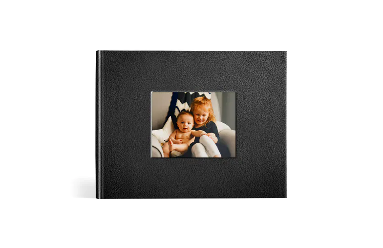Lorenzo Vensteromslag Fotoboek van Printerpix|Zwart leren fotoboek met venster in de omslag en foto van moeder en dochter||Beige leren fotoboek met vensteromslag en babyfoto|||||||