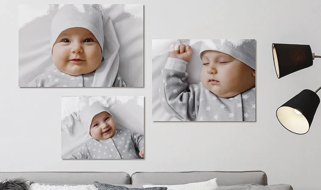 Kleine, middelgrote en grote fotoafdrukken op tafel vanaf mobiele telefoon