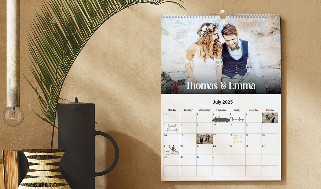 Gepersonaliseerde muurkalender met een foto van een stel, data van juli 2025 en ruimte voor persoonlijke foto's. Creëer jouw op maat gemaakte herinneringsbewaarder!