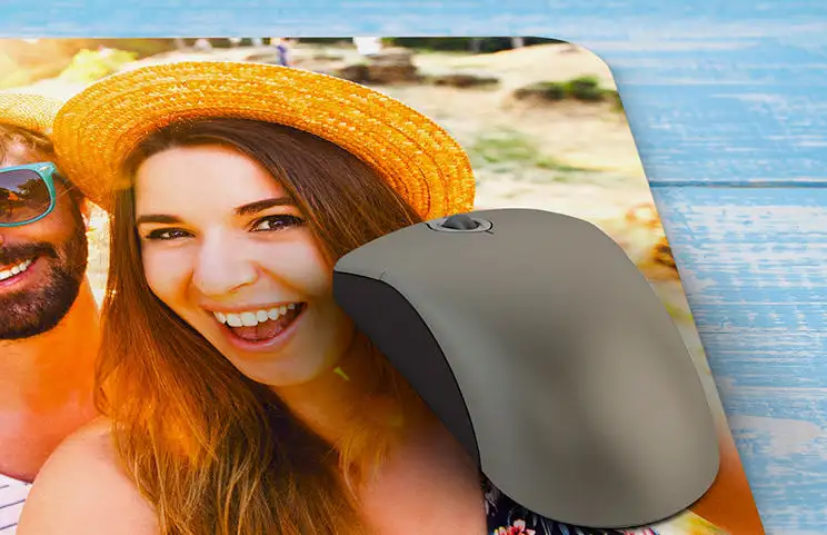 Gepersonaliseerde muismat met een gelukkig stel, zomervakantiefoto. Uniek ontwerp, jouw foto!