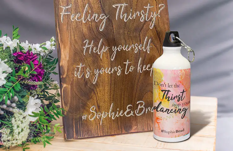 Gepersonaliseerde waterfles met kleurrijk ontwerp & leuke quote, perfect voor bruiloften. #Sophie&Brad