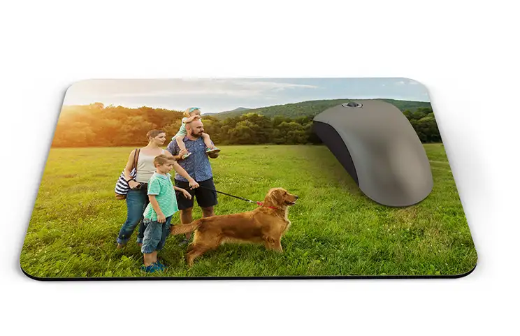 Gepersonaliseerde muismat met een gelukkig gezin met hun hond in een zonovergoten veld. Maak je eigen unieke ontwerp!