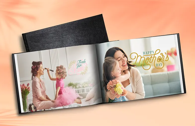 Koppel bekijkt leren omslag op maat gemaakt fotoboek gemaakt door Printerpix