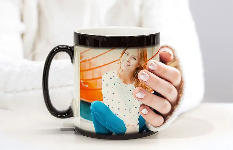 Gepersonaliseerde magische mok met een levendige foto; een uniek cadeau-idee.