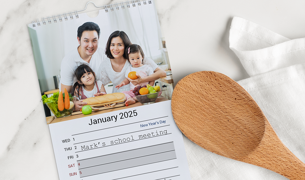 Hondenfoto's op op maat gemaakte fotokalender aan de muur gehangen