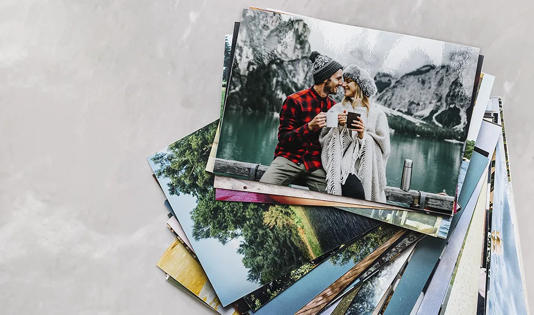 Verschillende maten van online fotoafdrukken van foto's gemaakt met mobiele telefoon van familie