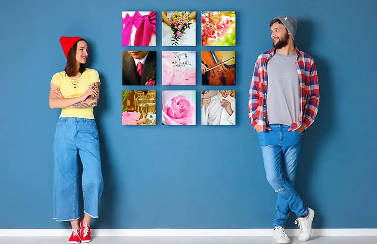 Koppel voor een blauwe muur met negen vierkante fotocanvassen